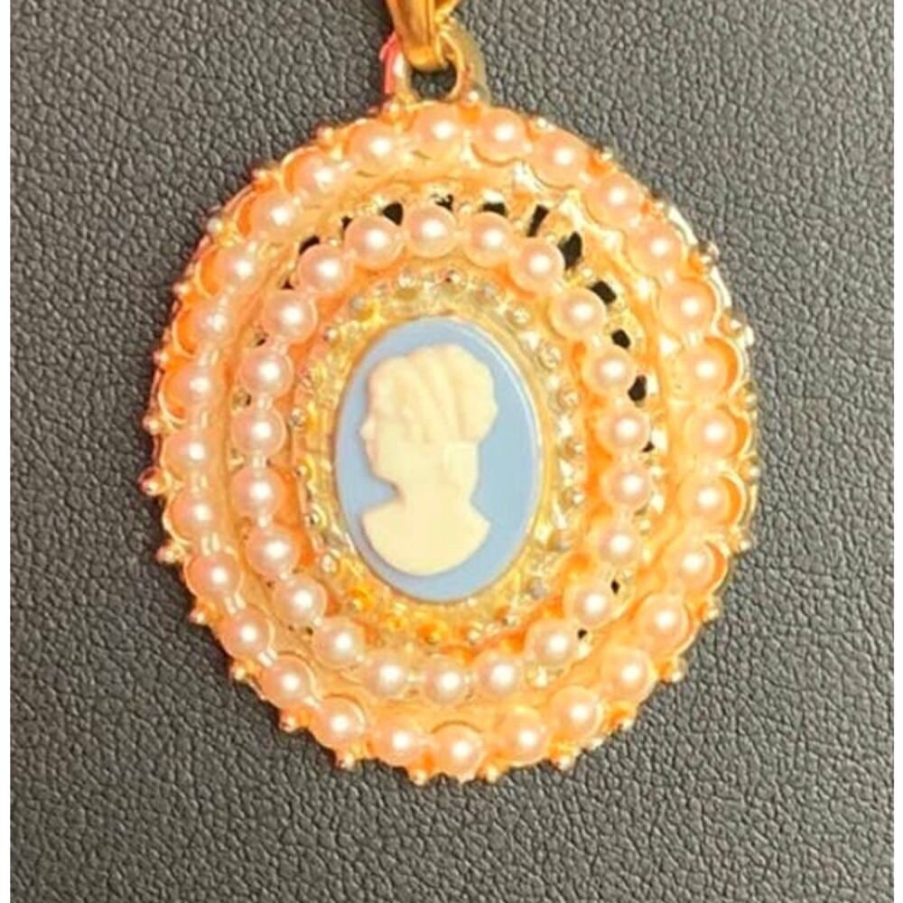 Lovely Cameo pendant Necklace in Pearls/Gold plate, Unmarked
